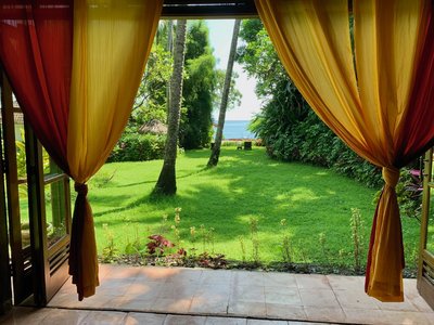 Der Blick über den Garten direkt auf das Meer