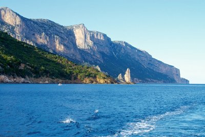 Erkunden Sie die wunderschöne Küste Sardiniens bei einer Bootstour