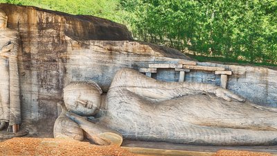 Die Buddha Statue Gal Vihara (auch Gal Viharaya oder Uttararama) wurde im 12. Jahrhundert von Parakramabahu errichtet