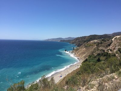 Entlang der Küste Andalusiens tun sich malerische Aussichten über den Ozean auf