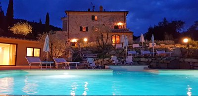 Romantische Abendstimmung am Rosmarin-Panorama-Infinity-Pool