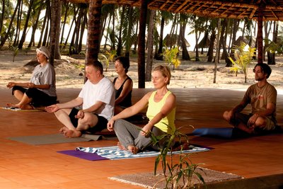 Üben Sie gemeinsam in der Gruppe Yoga im Nattika Beach Resort