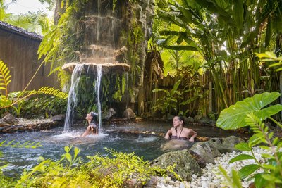 Erfrischung unter dem Wasserfall 