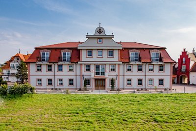 Die Anlage des Seehotel Niedernberg vereint Tradition und Moderne