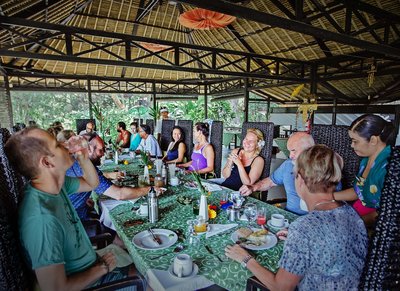 Genießen Sie Ihr Essen in der Gemeinschaft
