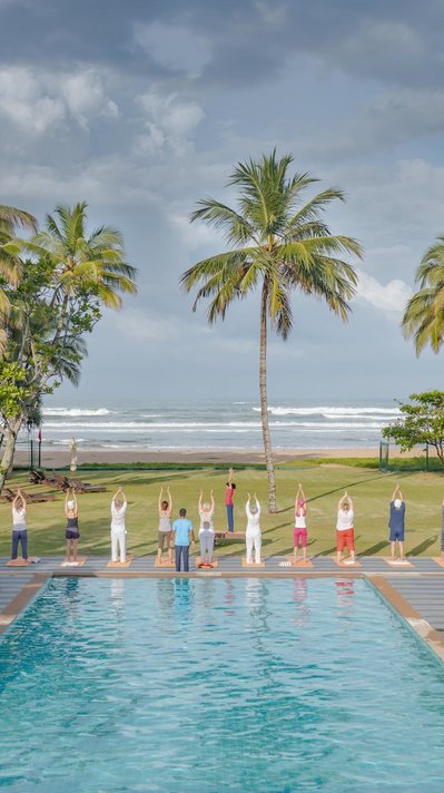 Yoga Übungen mit Blick auf das Meer