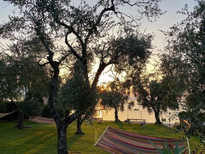 In der Hängematte den Sonnenuntergang genießen