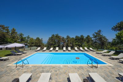 Unter der griechischen Sonne am Pool entspannen