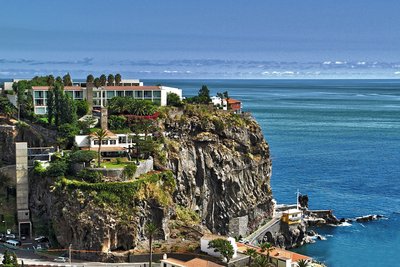 Hoch oben auf einem Felsvorsprung in Ponta do Sol an der Küste Madeiras finden Sie das 4 Sterne Design Hotel Estalagem