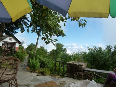 Die Natur Nepals von der Terasse des Namo Buddha Resort ansehen 