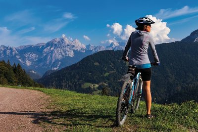 Ausblick auf die Berge und ins Tal