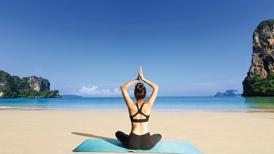 Üben Sie bei einer NEUE WEGE-Reise an den schönsten Plätzen der Welt Yoga
