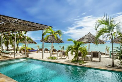 Vom Pool der Villa Bahati schauen Sie auf das weite Meer