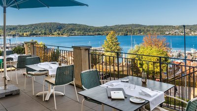 Genießen Sie im Restaurant den Seeblick