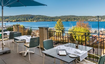 Genießen Sie im Restaurant den Seeblick