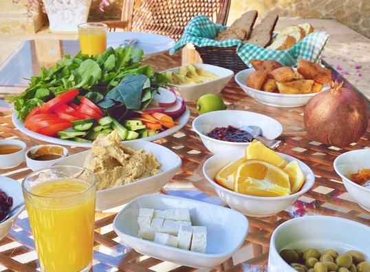 Ein voll gedeckter Tisch mit vielerlei Frühstücksspezialitäten