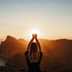 Junge Frau übt Yoga bei Sonnenuntergang