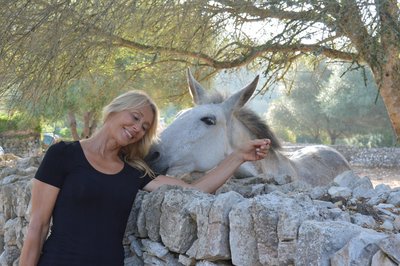 Der zutrauliche Bewohner freut sich über die liebevolle Zuwendung unserer Yogalehrerin Andrea