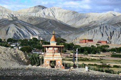 In Mustang treffen Reisende auf faszinierende Bauwerke inmitten imposanter Naturlandschaft