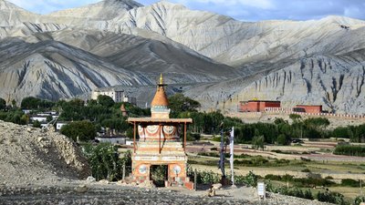 In Mustang treffen Reisende auf faszinierende Bauwerke inmitten imposanter Naturlandschaft