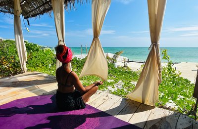 Meditieren Sie mit Blick auf das Meer auf Sansibar