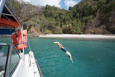 Auf einer Bootstour die Küste Costa Ricas erkunden