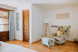 Gemütliche Sitzecke im Zimmer Dragonera 2 Gemütliche Sitzecke im Zimmer Dragonera 2