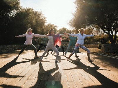 Die Yoga-Plattform im Garten der Finca