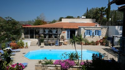 Der Pool liegt direkt am Hauptplatz neben der Rezeption und der Taverne
