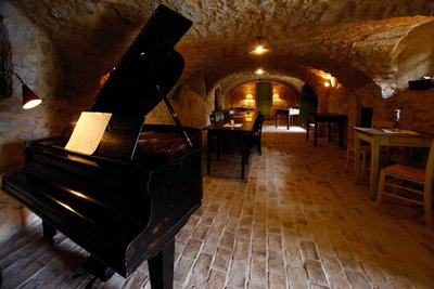 Im urigen Gewölbekeller finden manchmal kleine Konzerte statt - lassen Sie sich von Piano-Klängen begleiten!