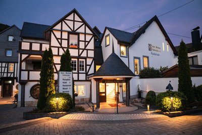 Der Eingang des Hotels Halfenstube erstrahlt auch am Abend 