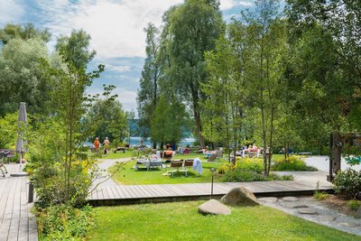 Großzügige Liegewiese mit direktem Zugang zum Bodensee