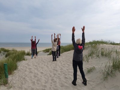 Üben Sie Yoga in den Dünen Baltrums