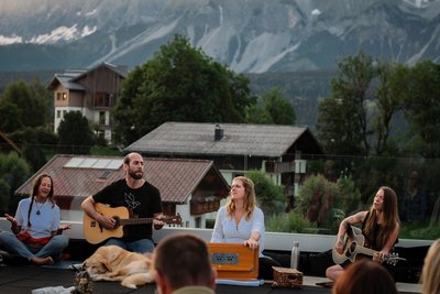 Gemeinsam zusammen sitzen und der Musik lauschen