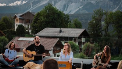 Gemeinsam zusammen sitzen und der Musik lauschen