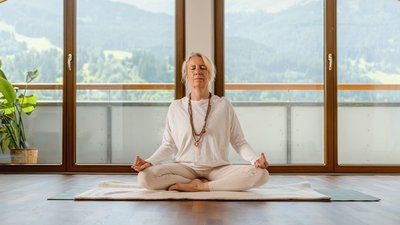 Morgendliche Meditations-Praxis mit Ausblick auf die Berge Morgendliche Meditations-Praxis mit Ausblick auf die Berge