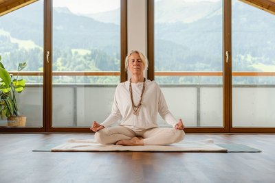 Morgendliche Meditations-Praxis mit Ausblick auf die Berge