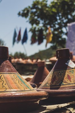 Braune hölzerne Behälter in marokkanischem Stil