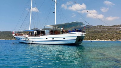 Vom Segelboot den Blick auf das azurblaue Wasser genießen