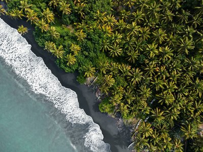 Das Resort liegt an einem traumhaften Strand im Westen Balis