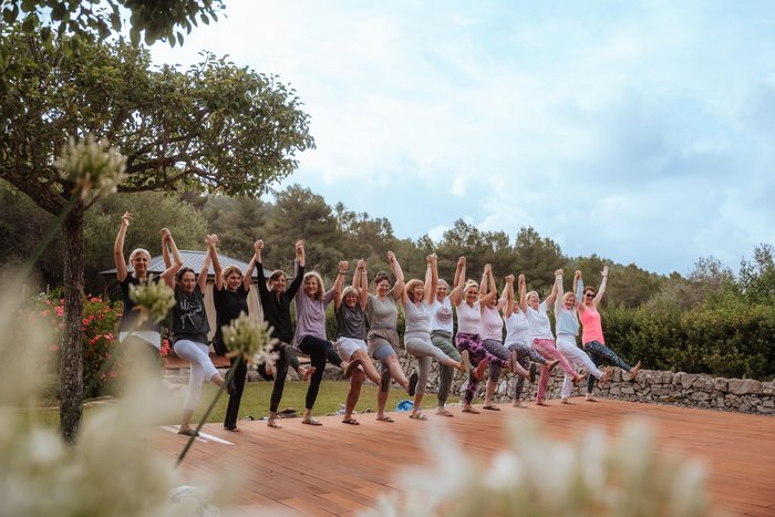 Frauengruppe die sich alle an den Händen halten