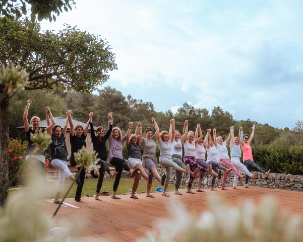 Frauengruppe die sich alle an den Händen halten