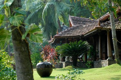 Inmitten eines tropischen Gartens befindet sich das Somatheeram Health Resort