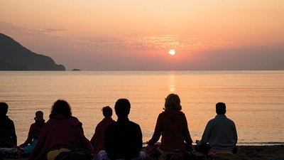 Nach einer aufregenden Wanderung den Sonnenuntergang am Strand genießen

