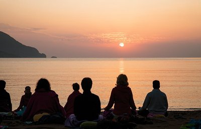 Nach einer aufregenden Wanderung den Sonnenuntergang am Strand genießen
