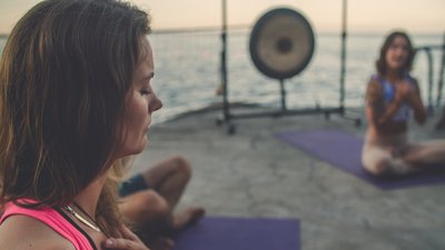 In sich kehren bei einer ruhigen Meditation auf der Terrasse des Hotel Galosol auf Madeira