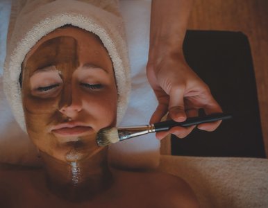 Lassen Sie Ihre sonnengeküsste Haut bei einer Gesichtsbehandlung verwöhnen