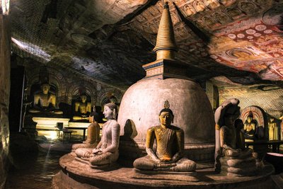 Besuchen Sie die buddhistischen Höhlentempel in Dambulla