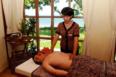 Entspannen Sie bei einer Massage im Massagepavillion