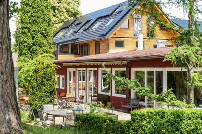 Vom Restaurant aus haben Sie einen herrlichen Blick in den Garten